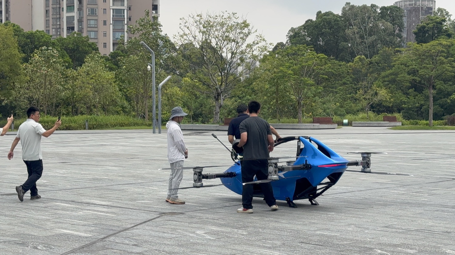 工作人员在开放场地准备飞行器