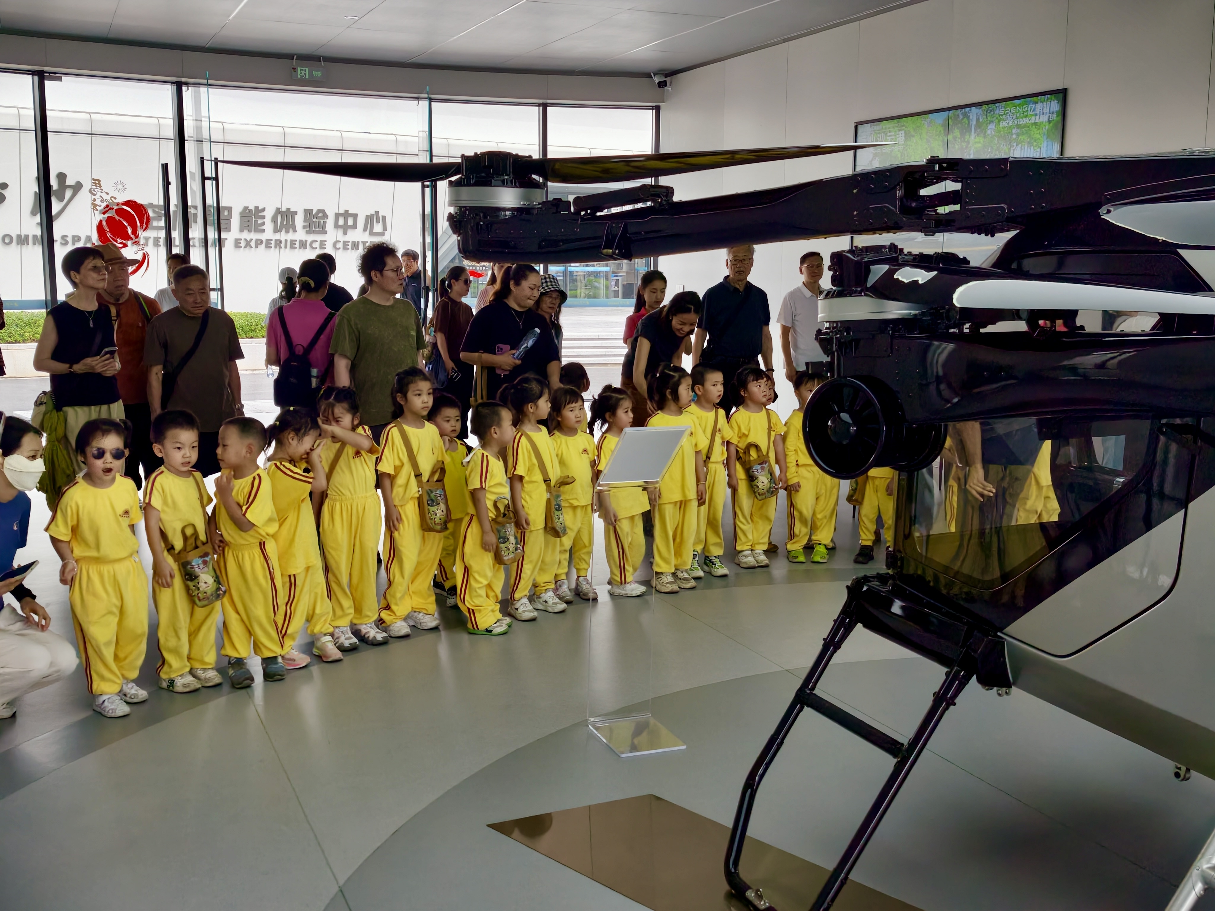 学校师生参观载人飞行器,开展航空科普活动